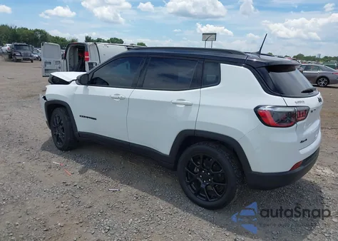 2024 Jeep Compass Latitude 4X4 z USA, uszkodzony, nr VIN 3C4NJDBN1RT600402